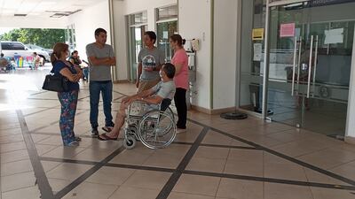 Varios familiares se encontraban esperando por la mejoraría de sus pacientes.