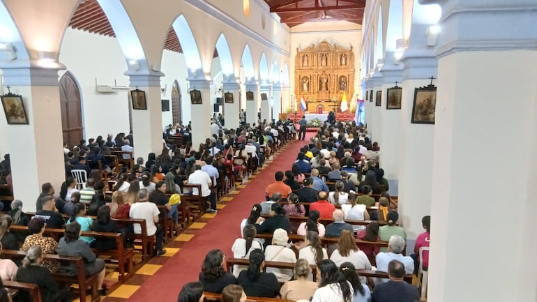 Los feligreses asistieron a una misa luego de la histórica bienvenida en la catedral de San Pablo.