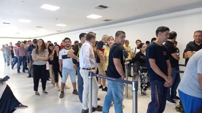 Los socios de Olimpia en el Salón Blanco de Para Uno para adquirir una entrada del partido contra Flamengo por la Copa Libertadores.