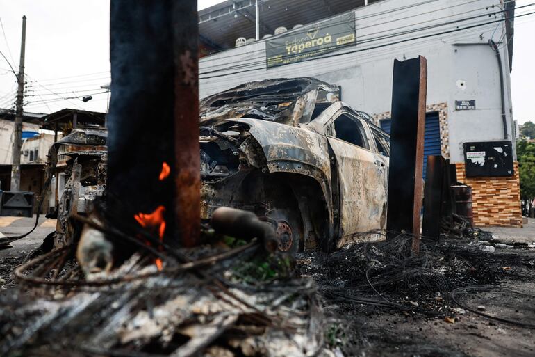 Fotografía de un vehículo incinerado durante un operativo policial este martes, en Río de Janeiro (Brasil).