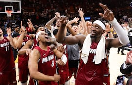 Edrice Femi “Bam” Adebayo festeja los 83 puntos del martes. AFP
