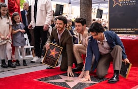 Los Jonas Brothers descubriendo su estrella en el Paseo de la Fama. (Instagram/Jonas Brothers)
