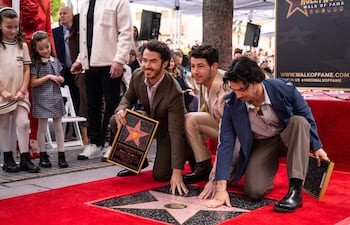 Los Jonas Brothers descubriendo su estrella en el Paseo de la Fama. (Instagram/Jonas Brothers)