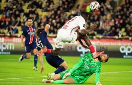 TOPSHOT - Paris Saint-Germain's Italian goalkeeper #01 Gianluigi Donnarumma sustains an injury by Monaco's Ivorian defender #17 Wilfried Singo (2nd-R) during the French L1 football match between AS Monaco and Paris Saint-Germain at the Louis II Stadium (Stade Louis II) in the Principality of Monaco on December 18, 2024. (Photo by Valery HACHE / AFP)
