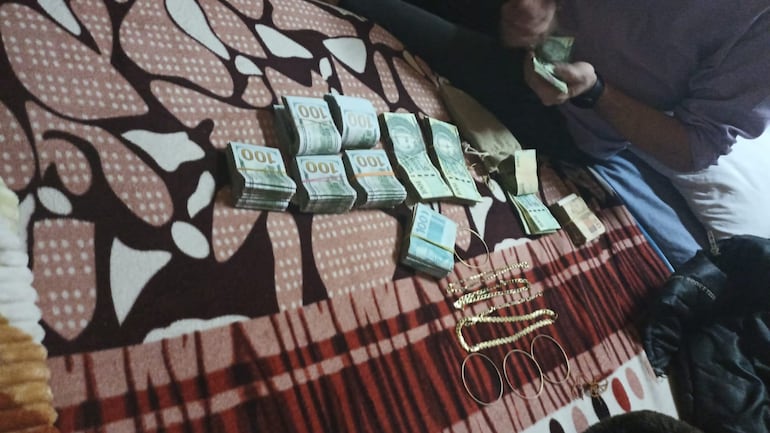 El detenido realizó la entrega voluntaria de todo lo hurtado. Además de dinero, se recuperó joyas.