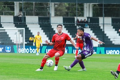 El mediocampista argentino-palestino de Libertad, Agustín Manzur extiende el pase ante la presión del atacante de Tacuary, Juan Diego Nieva. (Foto: @CopaParaguayAPF)