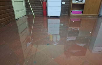 Así se inundó el primer grado de la Escuela Básica N° 3 República del Brasil, a una cuadra del MEC.