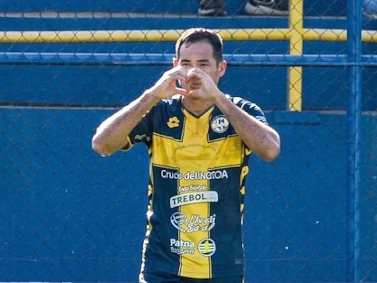 Clementino González forma el corazón con las manos después de marcar su gol mediante un frentazo.