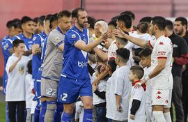 Diego Godín (c-i) de Vélez Sarsfield jugó ayer contra Huracán su último partido como profesional, en el Estadio Tomás Adolfo Ducó en Buenos Aires (Argentina). EFE/ Juan Ignacio Roncoroni