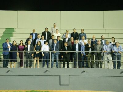 Los integrantes de la comisión directiva de Nacional en la nueva Gradería del Arsenio Erico.