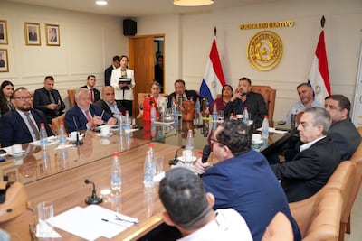 El presidente del Instituto de Previsión Social, Jorge Brítez, con los miembros de la Comisión Permanente.