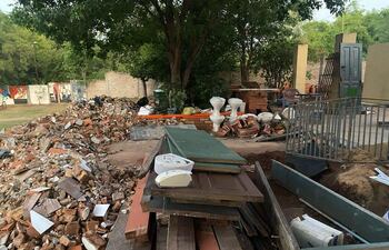 Escombros, inodoros en desuso y restos de puertas en medio de las aulas en el Colegio Nacional de Lambaré.