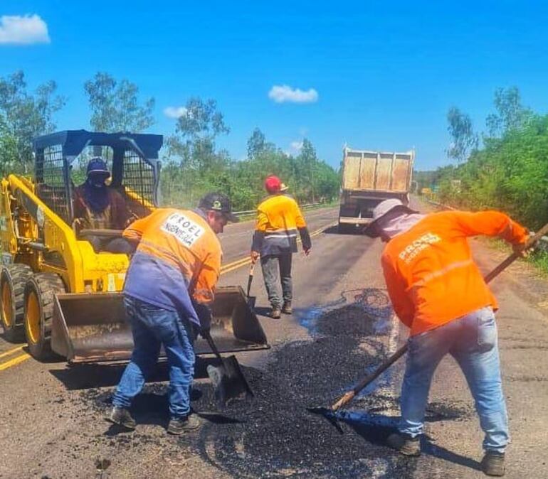 El MOPC compartió esta imagen donde se observa el inicio del recapado en un tramo de la ruta que no presenta los baches más peligrosos.
Según pobladores de Arroyos y Esteros, los trabajos se realizaron solo en unos 1.000 metros y luego quedaron paralizados.