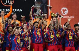 Los jugadores del Barcelona alzan el trofeo mientras celebran tras ganar la final de la Supercopa de España de fútbol entre el FC Barcelona y el Real Madrid en el Estadio King Abdullah en Yeda.