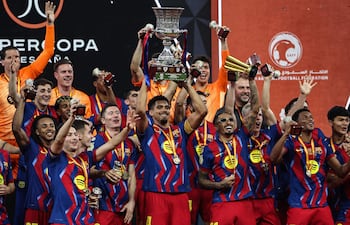 Los jugadores del Barcelona alzan el trofeo mientras celebran tras ganar la final de la Supercopa de España de fútbol entre el FC Barcelona y el Real Madrid en el Estadio King Abdullah en Yeda.