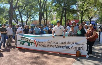 La Facultad de Ciencias Agrarias presente en la movilización de la UNA, que reclama el reajuste salarial.