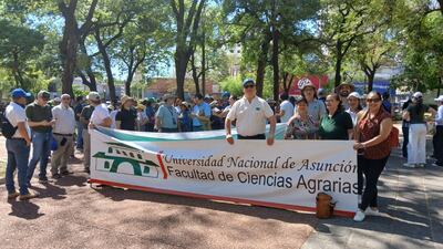 La Facultad de Ciencias Agrarias presente en la movilización de la UNA, que reclama el reajuste salarial.