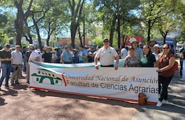 La Facultad de Ciencias Agrarias presente en la movilización de la UNA, que reclama el reajuste salarial.