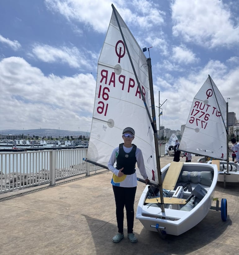 Elisa con su embarcación para participar en la categoría Optimist del mundial en Tánger.