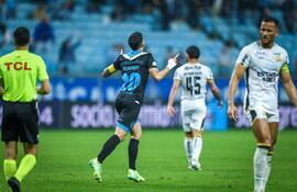 El paraguayo Mathías Villasanti, jugador de Gremio de Porto Alegre, festeja un gol en el partido frente a Criciúma por la quinta fecha de la Serie A de Brasil en el estadio Arena do Gremio, en Porto Alegre.