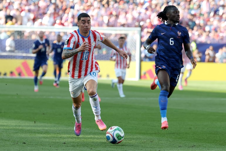 Miguel Almirón de Paraguay en acción durante el partido de los octavos de final de la Copa Mundial de la FIFA 2026 entre Paraguay y Francia, en Filadelfia, EE. UU..