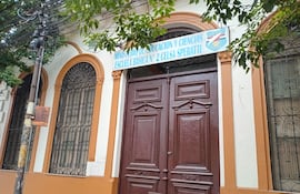 La Escuela Básica N° 2 Celsa Speratti, con las puertas cerradas durante la protesta de docentes.