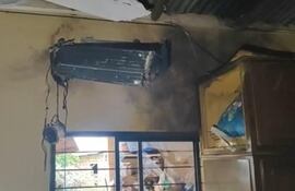 Así quedó el sitio donde un rayo impactó una casa del barrio Azucena de Coronel Oviedo.