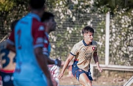 El zaguero central, Lucas Quintana, dominando el esférico en el estreno de Cerro Porteño en la Serie Río de La Plata, que fue con derrota abultada ante Huracán. (Foto: Cerro Poteño)
