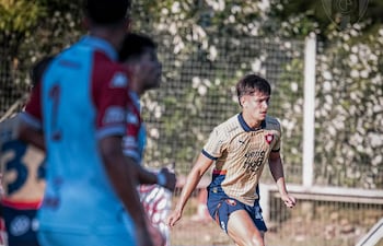 El zaguero central, Lucas Quintana, dominando el esférico en el estreno de Cerro Porteño en la Serie Río de La Plata, que fue con derrota abultada ante Huracán. (Foto: Cerro Poteño)