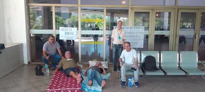 Jubilados de Asunción empezaron este martes una huelga de hambre hasta que el intendente, Luis Bello (ANR-HC), cumpla con el pago de las transferencias pendientes a la Caja Municipal.