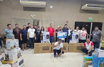 Competidores campeones de las competencias Libertadores y Sudamericana de truco deportivo organizadas por TTP, en el Cemina.