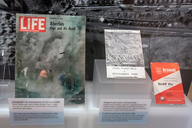 St Fagans National Museum of History, Cardiff, Gales, Reino Unido. Recursos históricos, folleto del partido de fútbol benéfico para el desastre de Aberfan y revista sobre el desastre.