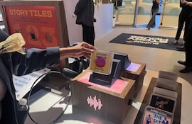 Un cliente compra en la tienda Audible Story House en New York, el 30 de abril de 2026. El local temporal, descrito como una “librería sin libros”, está dedicado a los audiolibros.