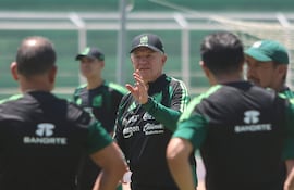 El seleccionador de México, Javier Aguirre (c), habla durante un entrenamiento este sábado, en Santa Cruz (Bolivia). La selección de fútbol de Bolivia recibirá este domingo en un partido amistoso a México.