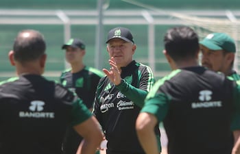 El seleccionador de México, Javier Aguirre (c), habla durante un entrenamiento este sábado, en Santa Cruz (Bolivia). La selección de fútbol de Bolivia recibirá este domingo en un partido amistoso a México.