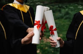 Jóvenes exponen sus cartones en ceremonia de egreso.