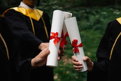 Jóvenes exponen sus cartones en ceremonia de egreso.
