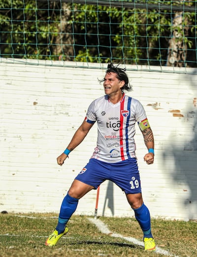 El delantero Guillermo "Memo" Beltrán, una de las figuras del 3 de Noviembre del barrio San Pablo, aquí celebra el primer tanto sobre Atlético Colegiales.