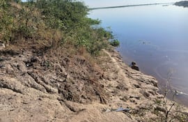 Fragil muro de tierra que protege a la poblaciòn de Fuerte Olimpo.