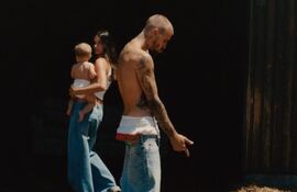 Justin Bieber con su esposa Hailey y su hijo Jack Blues.