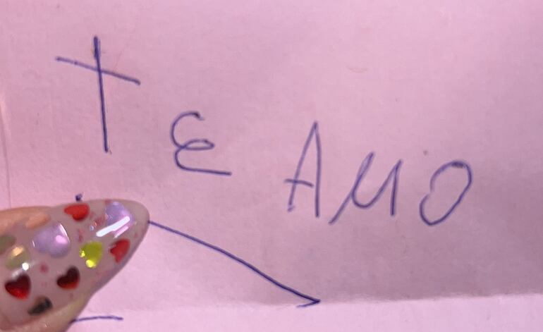 Tini Stoessel mostró el papelito con el "Te Amo" que le escribió su papá Alejandro al despertar luego de estar varios días en terapia intensiva. (Twitter/Tini Stoessel)