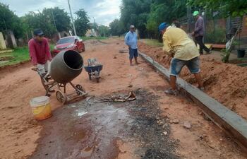 Un grupo de vecinos del asentamiento San Cayetano trabaja en la colocación del cordón de cemento  de una de las calles de la comunidad