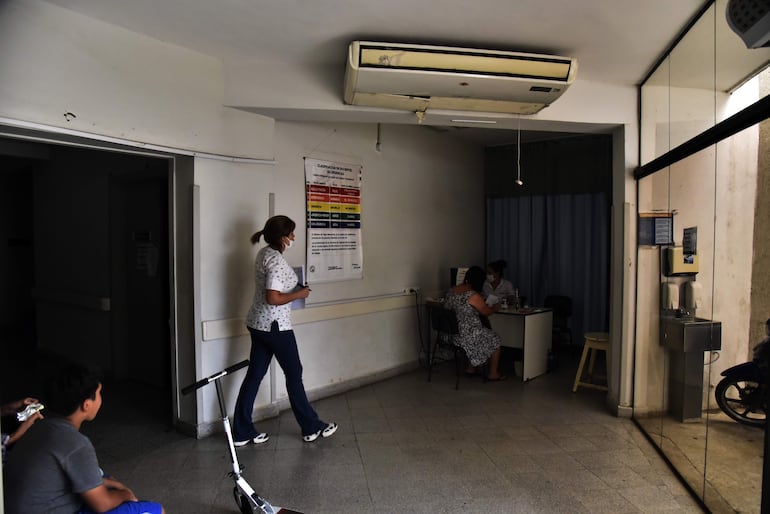 A oscuras, el personal sanitario trabajo bajo "sistema de contingencia".