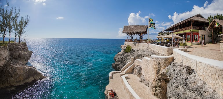 Famoso restaurante Rick’s, en Negril, Jamaica, conocido por su atracción de saltos desde los acantilados durante el día.