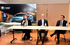 Liz Ramírez, Javier Díaz y Fernando Casaccia en el BMW Owners Hub.