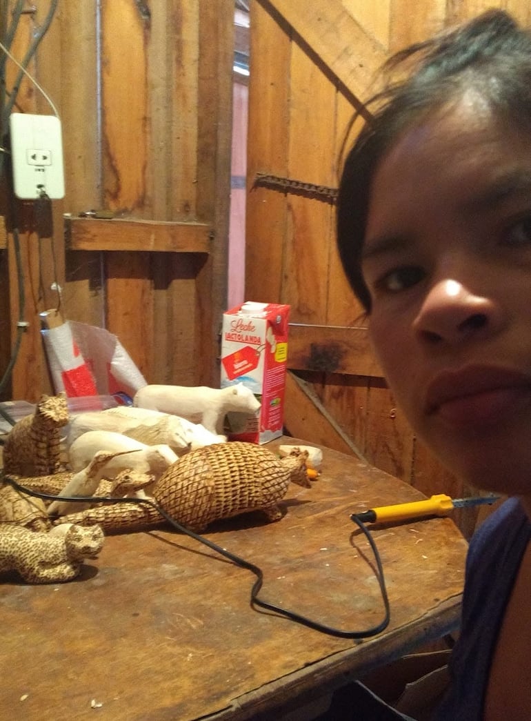 Damiana Rivarola elaborando artesanía indígena en su comunidad.