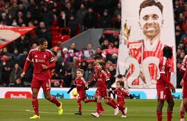 Los hijos del fallecido delantero portugués del Liverpool, Diogo Jota, Dinis y Duarte, junto a otros familiares, participan en las actividades previas al partido en honor al jugador que representó tanto al Wolves como al Liverpool en la Premier League, antes del inicio del encuentro de fútbol de la Premier League inglesa entre el Liverpool y el Wolverhampton Wanderers en Anfield, en Liverpool.