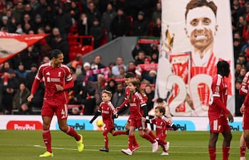 Los hijos del fallecido delantero portugués del Liverpool, Diogo Jota, Dinis y Duarte, junto a otros familiares, participan en las actividades previas al partido en honor al jugador que representó tanto al Wolves como al Liverpool en la Premier League, antes del inicio del encuentro de fútbol de la Premier League inglesa entre el Liverpool y el Wolverhampton Wanderers en Anfield, en Liverpool.