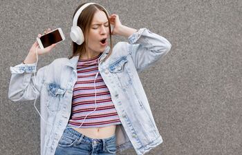 En el "Día de la Felicidad" te dejamos una lista de canciones "felices" para celebrar la fecha.