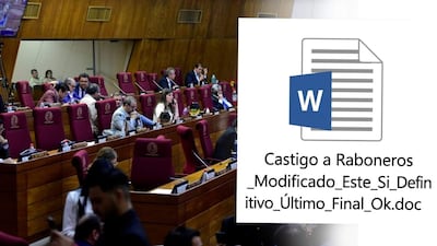 Hombre en saco claro habla en recinto legislativo, mientras otros diputados lo escuchan atentos y consultan sus móviles.